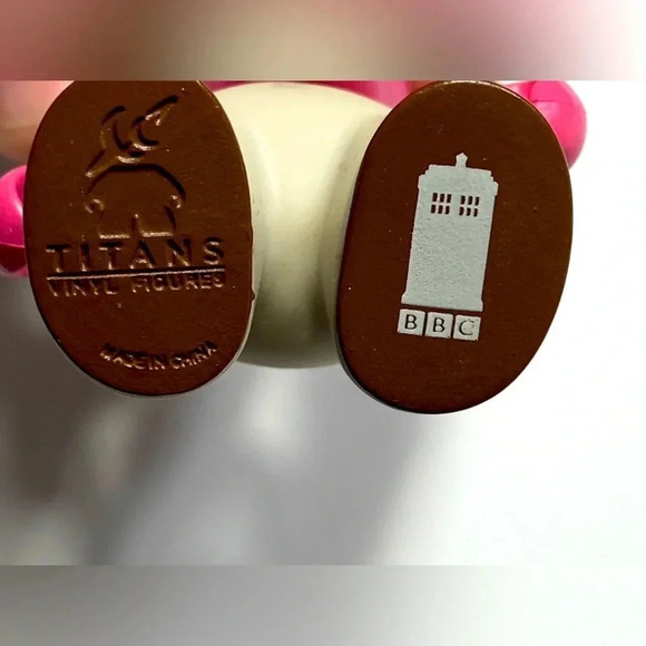 Doctor Who - Titans Vinyl Figure - Monster Doctor 😳 - Picture 3 of 4